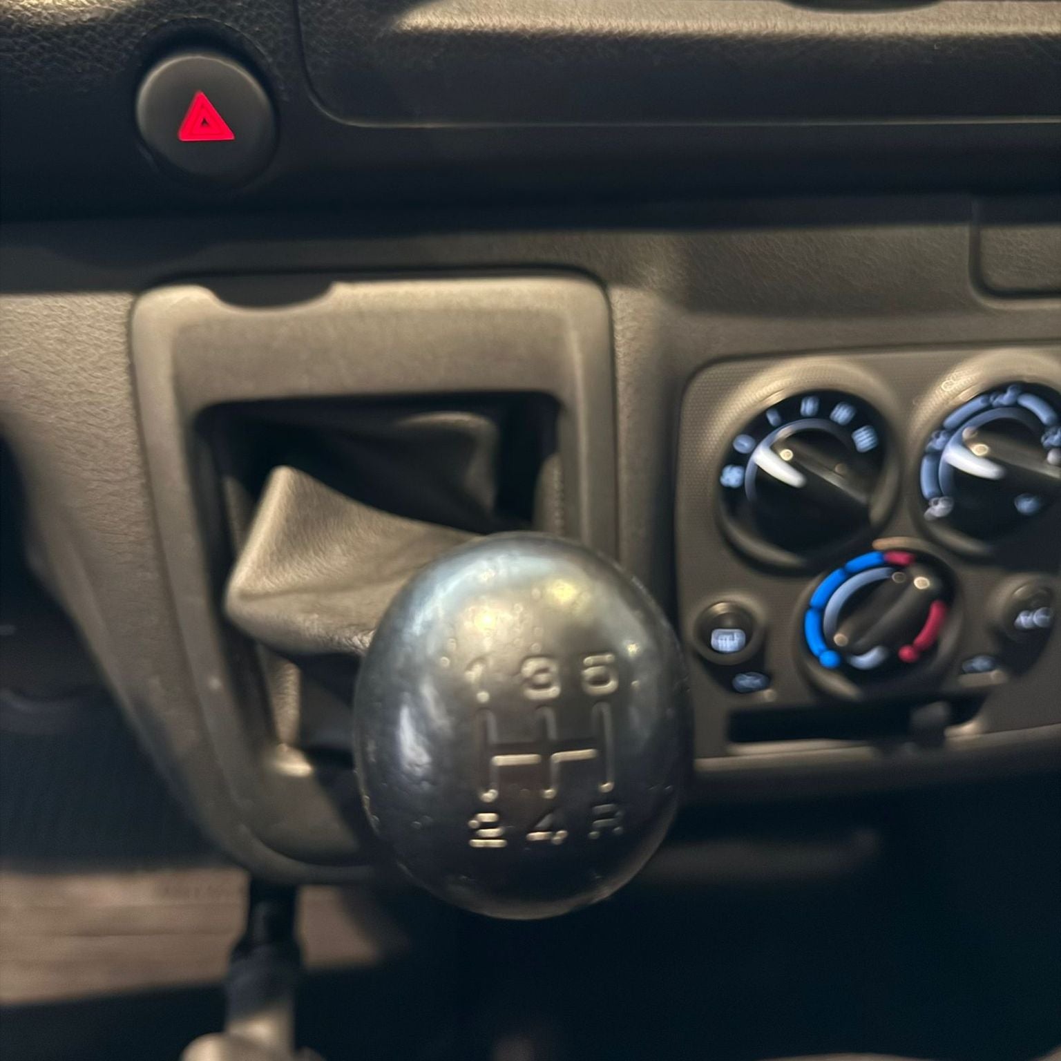 2024 Nissan Urvan 2.5 14 Pasajeros Amplia AA Mt