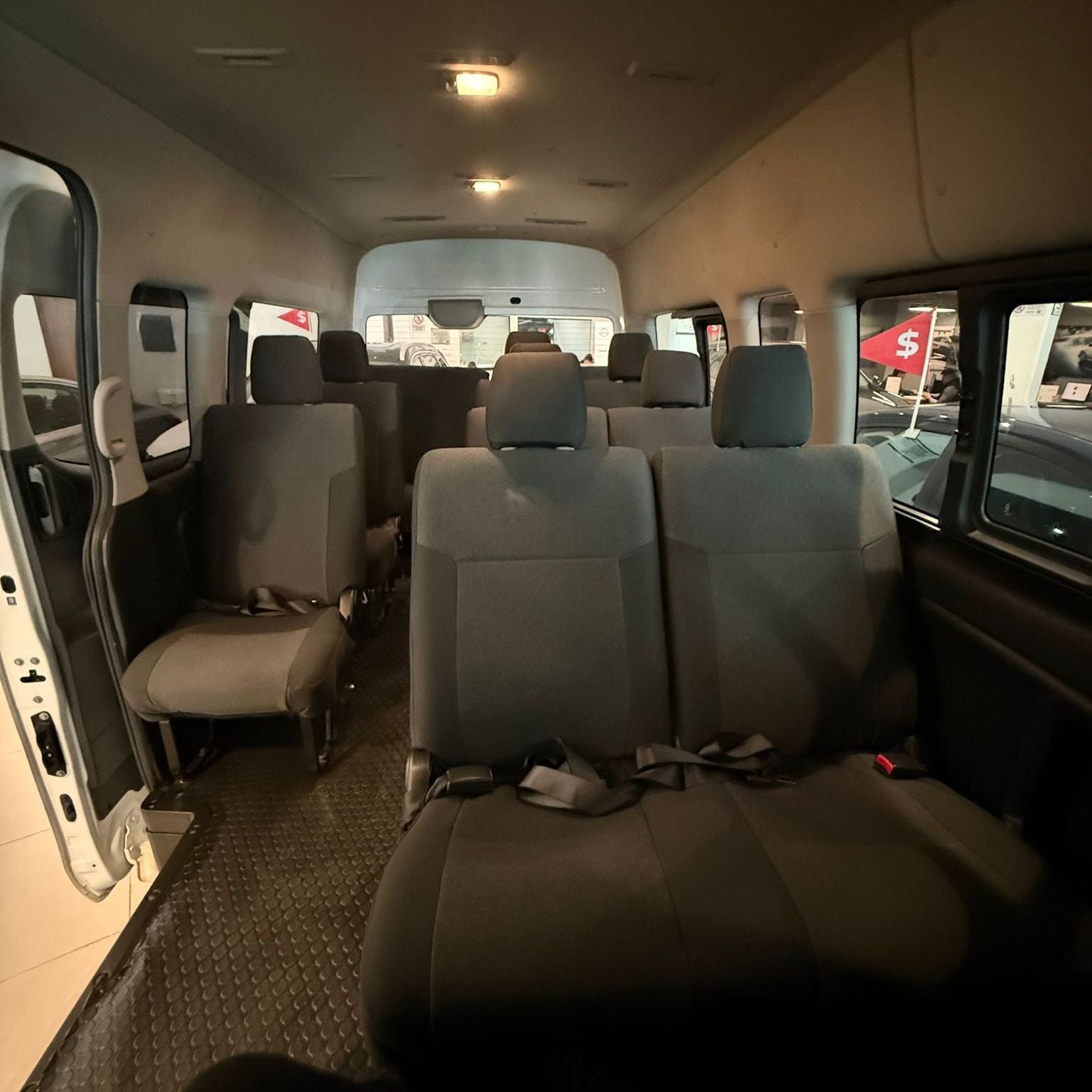 2024 Nissan Urvan 2.5 14 Pasajeros Amplia AA Mt