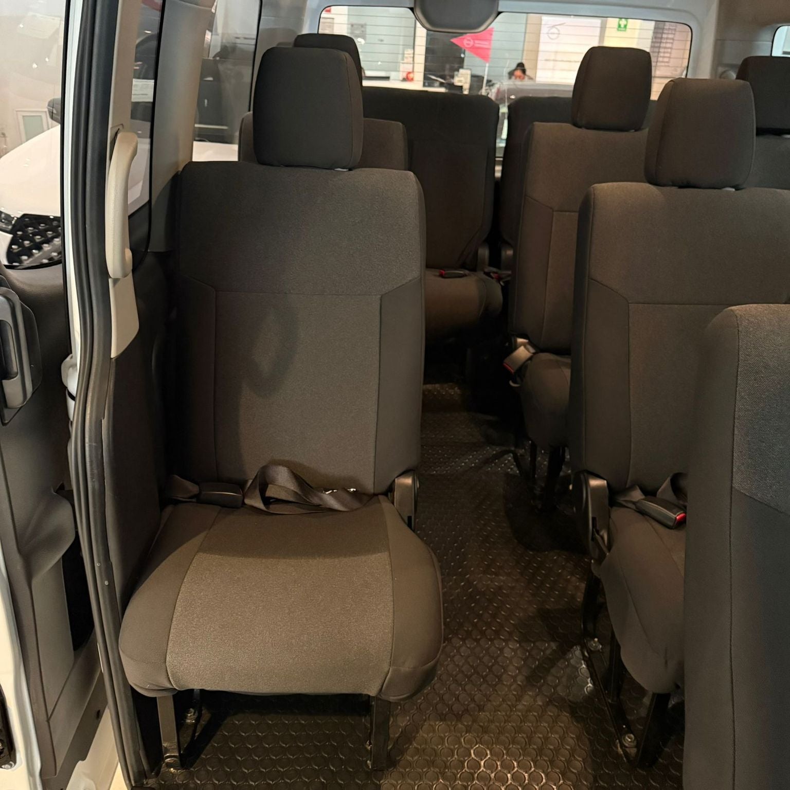 2024 Nissan Urvan 2.5 14 Pasajeros Amplia AA Mt