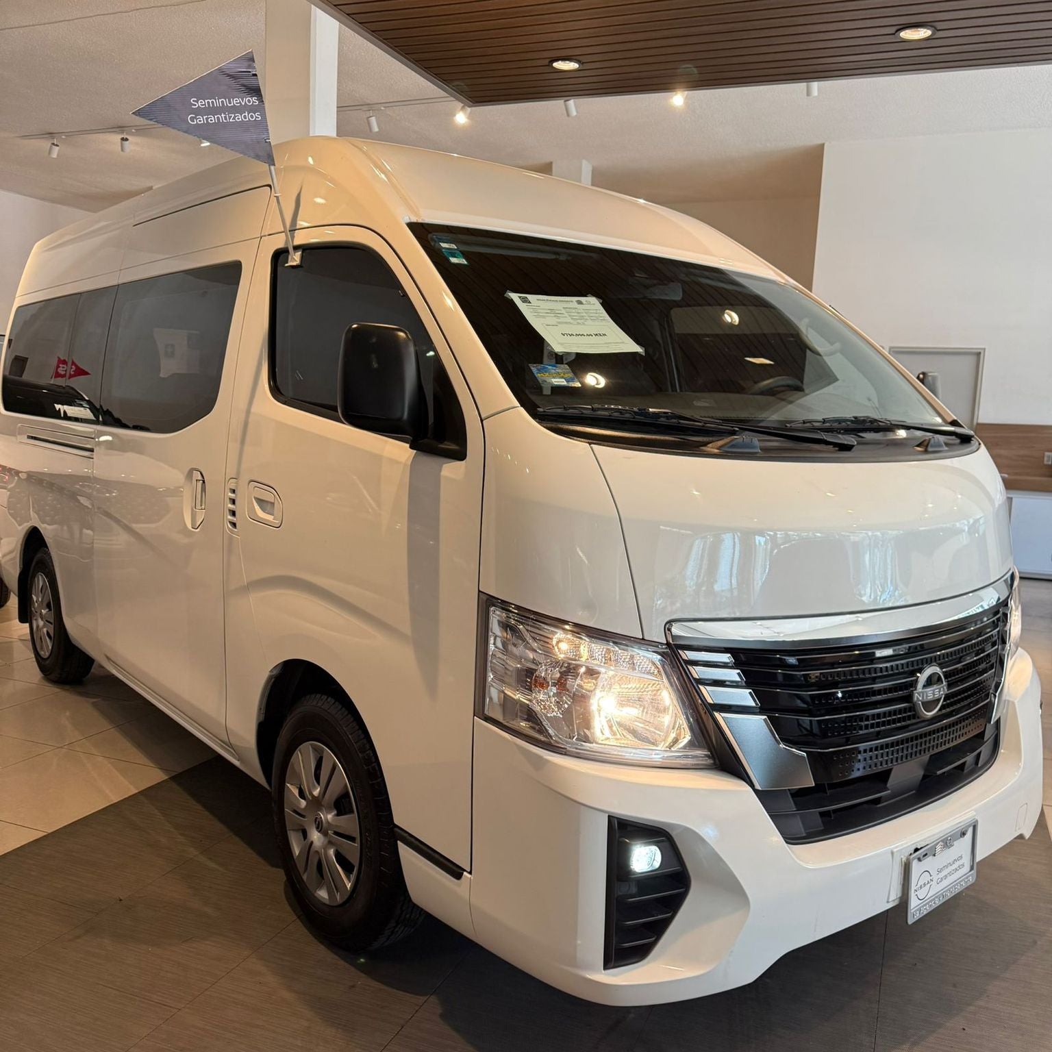 2024 Nissan Urvan 2.5 14 Pasajeros Amplia AA Mt