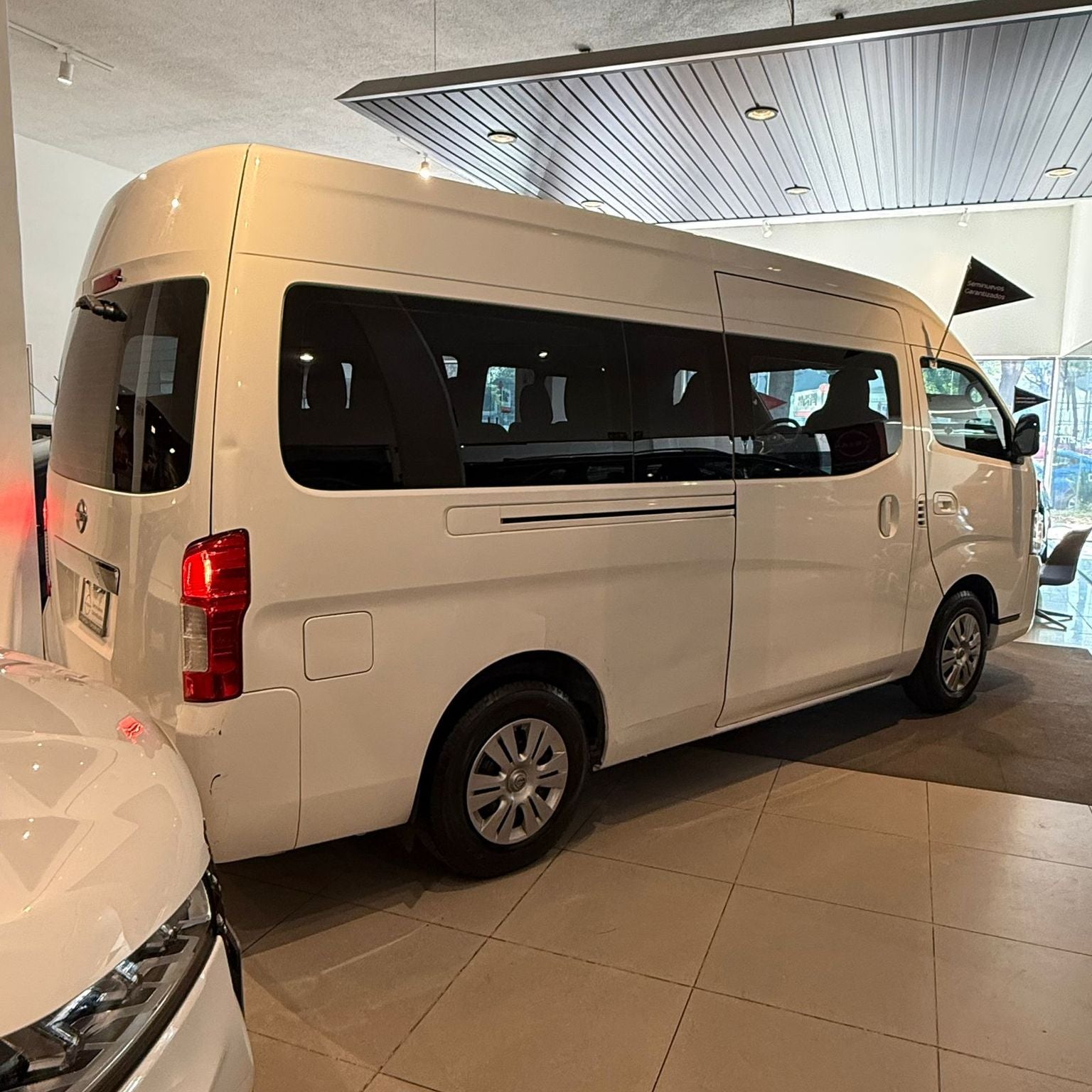 2024 Nissan Urvan 2.5 14 Pasajeros Amplia AA Mt