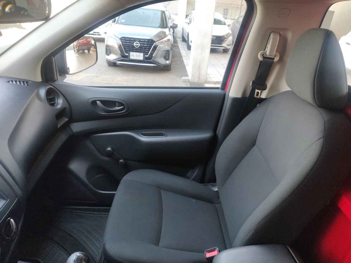 2025 Nissan Pick Up NP300 2p L4/2.5 Man A/A