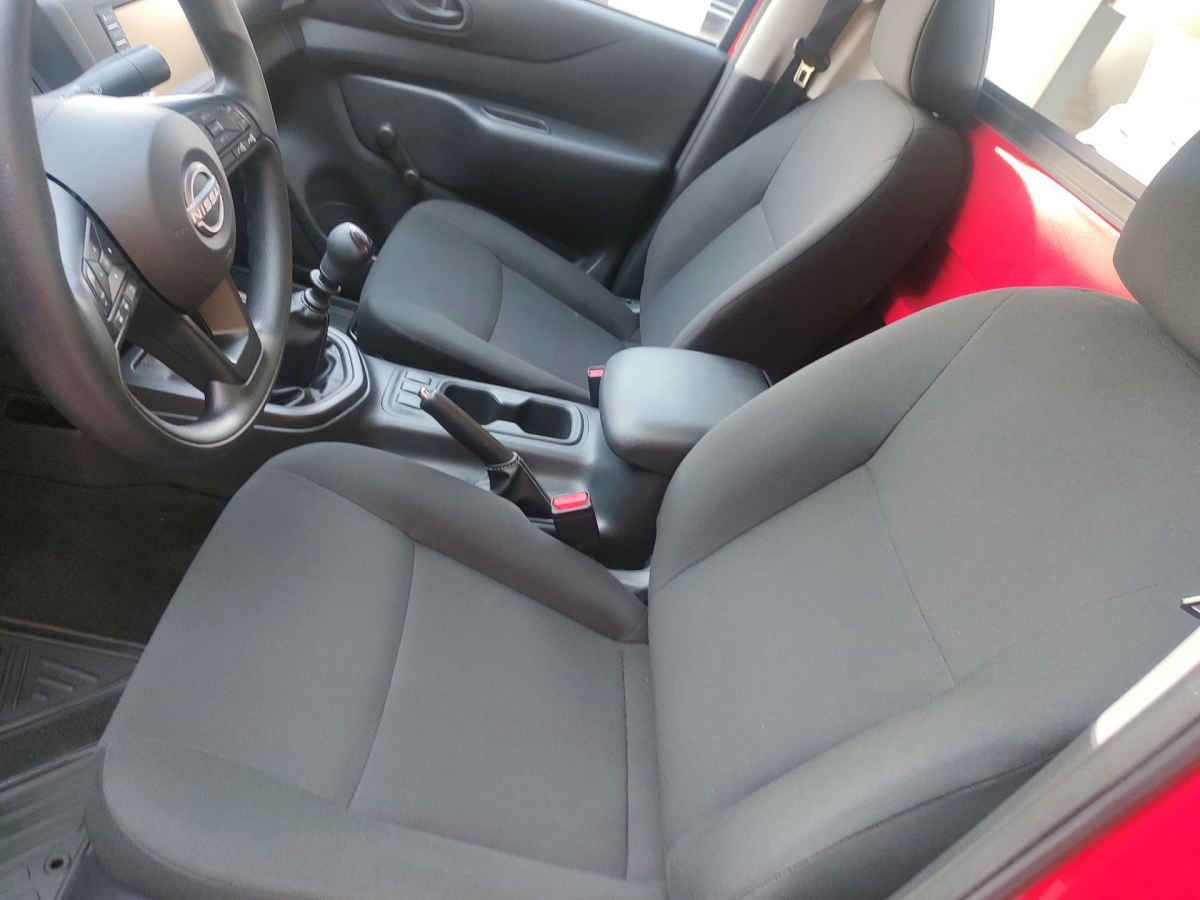 2025 Nissan Pick Up NP300 2p L4/2.5 Man A/A