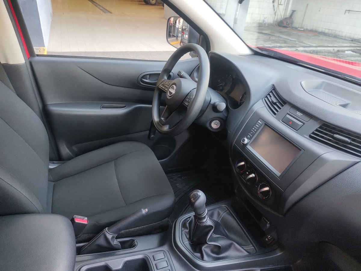2025 Nissan Pick Up NP300 2p L4/2.5 Man A/A