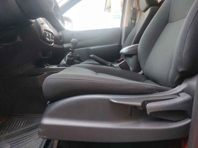 2025 Nissan Pick Up NP300 2p L4/2.5 Man A/A