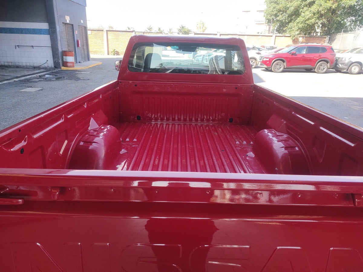 2025 Nissan Pick Up NP300 2p L4/2.5 Man A/A