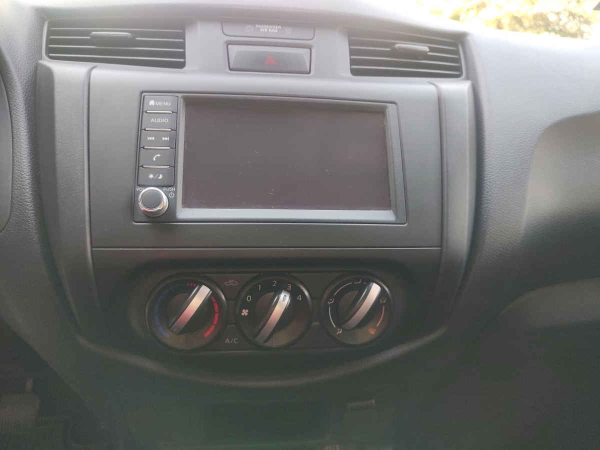 2025 Nissan Pick Up NP300 2p L4/2.5 Man A/A