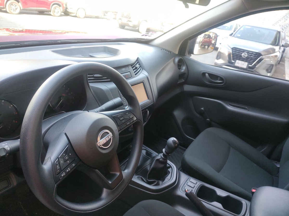 2025 Nissan Pick Up NP300 2p L4/2.5 Man A/A