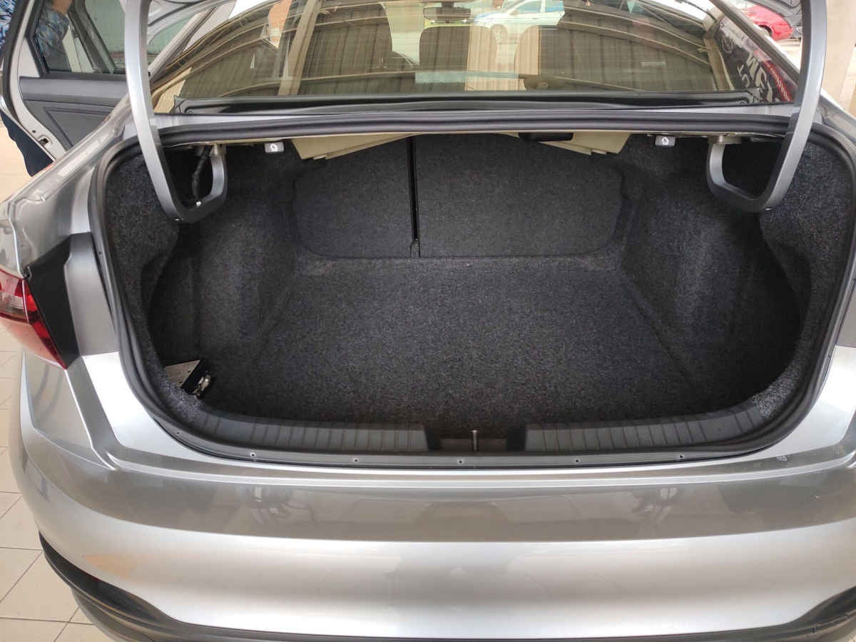 2025 Volkswagen Jetta 4p Trendline L4/1.4/T Aut
