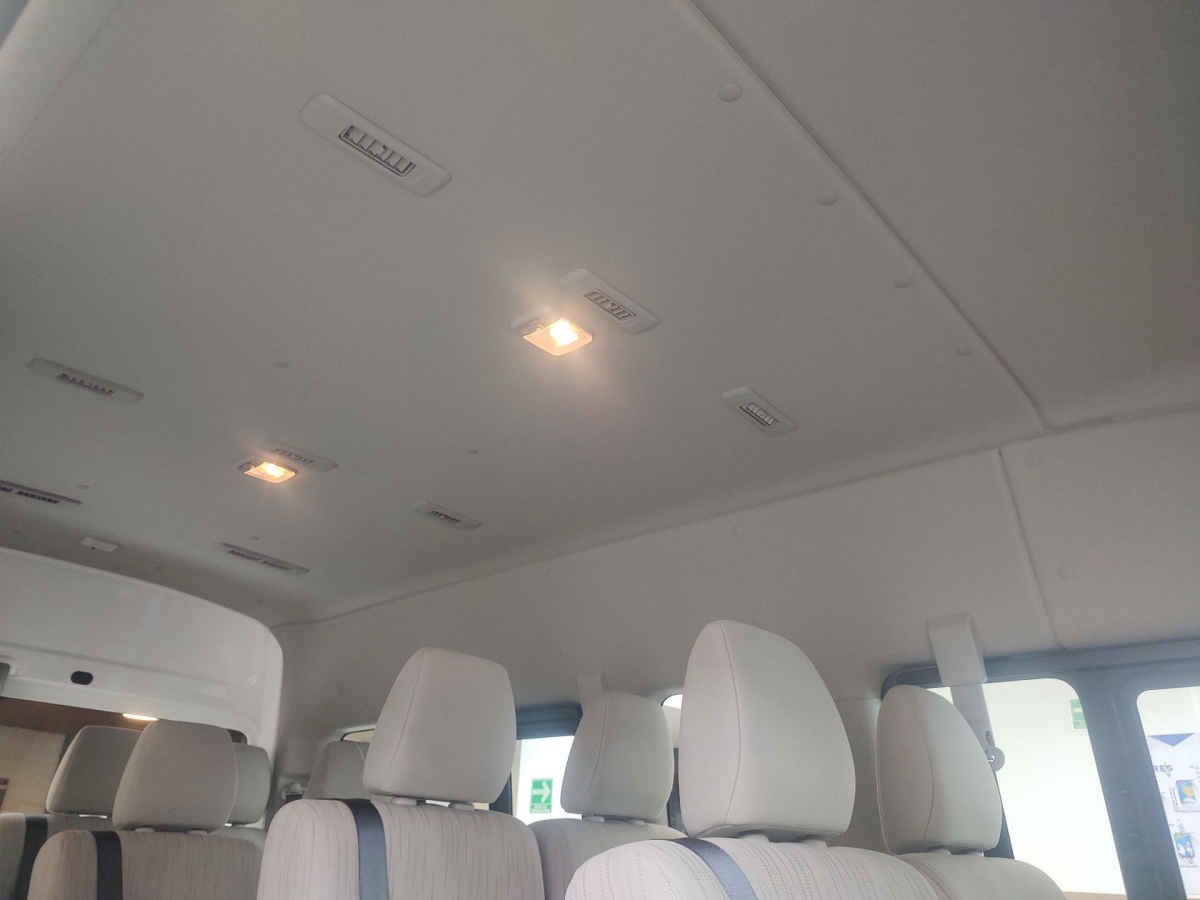 2026 Nissan Urvan 4p Amplia L4/2.5 Man Ventanas