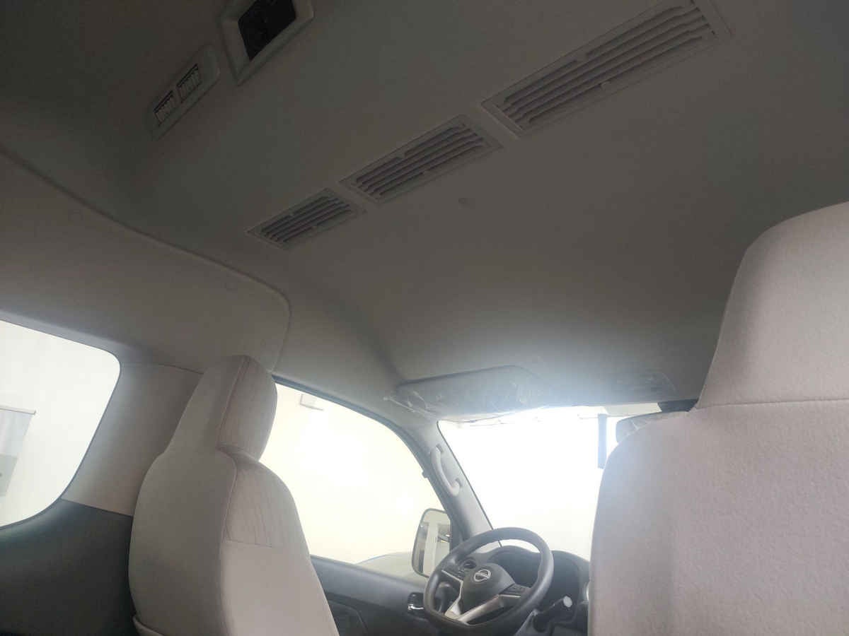 2026 Nissan Urvan 4p Amplia L4/2.5 Man Ventanas
