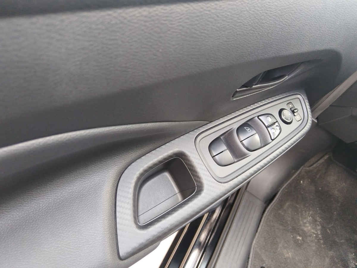 2025 Nissan Versa 4p Sense L4/1.6 Man