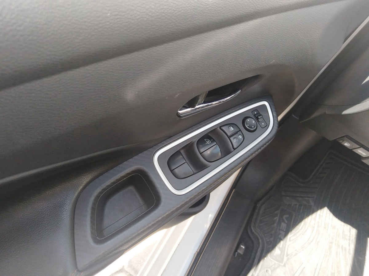 2023 Nissan Versa 4p SR L4/1.6 Aut