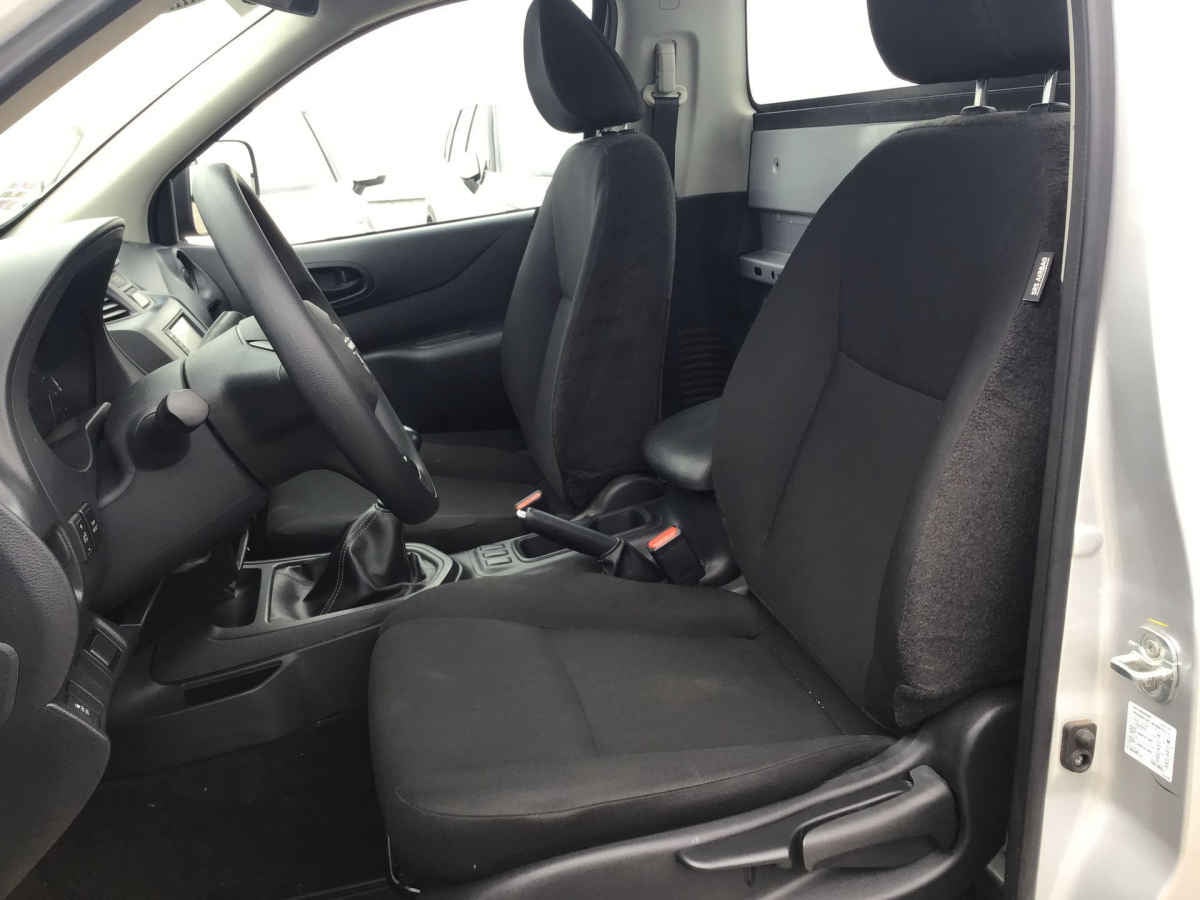 2026 Nissan Pick Up NP300 2p L4/2.5 Man A/A