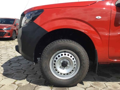2025 Nissan Pick Up NP300 2p L4/2.5 Man A/A