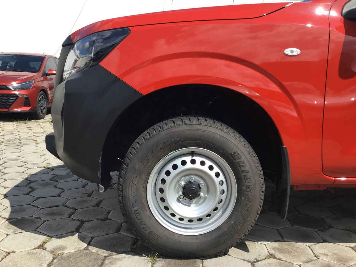 2025 Nissan Pick Up NP300 2p L4/2.5 Man A/A
