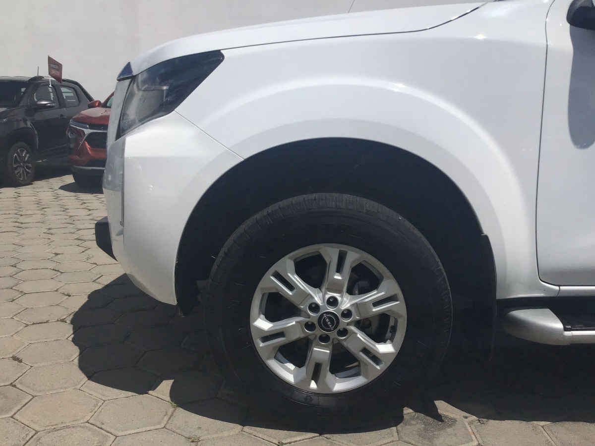 2024 Nissan Frontier 4p LE L4/2.5 Man