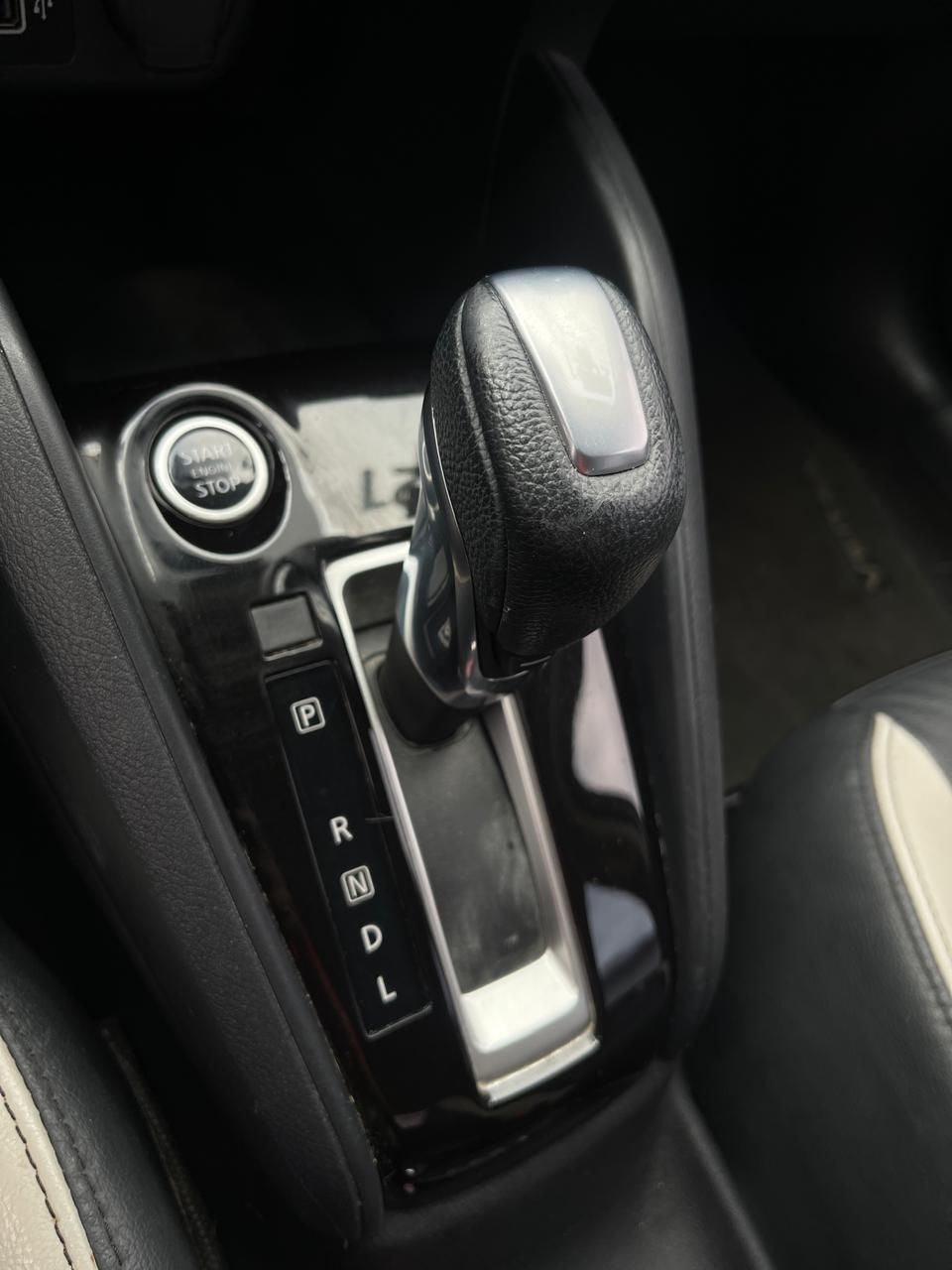 2021 Nissan Versa 1.6 Platinum Piel At