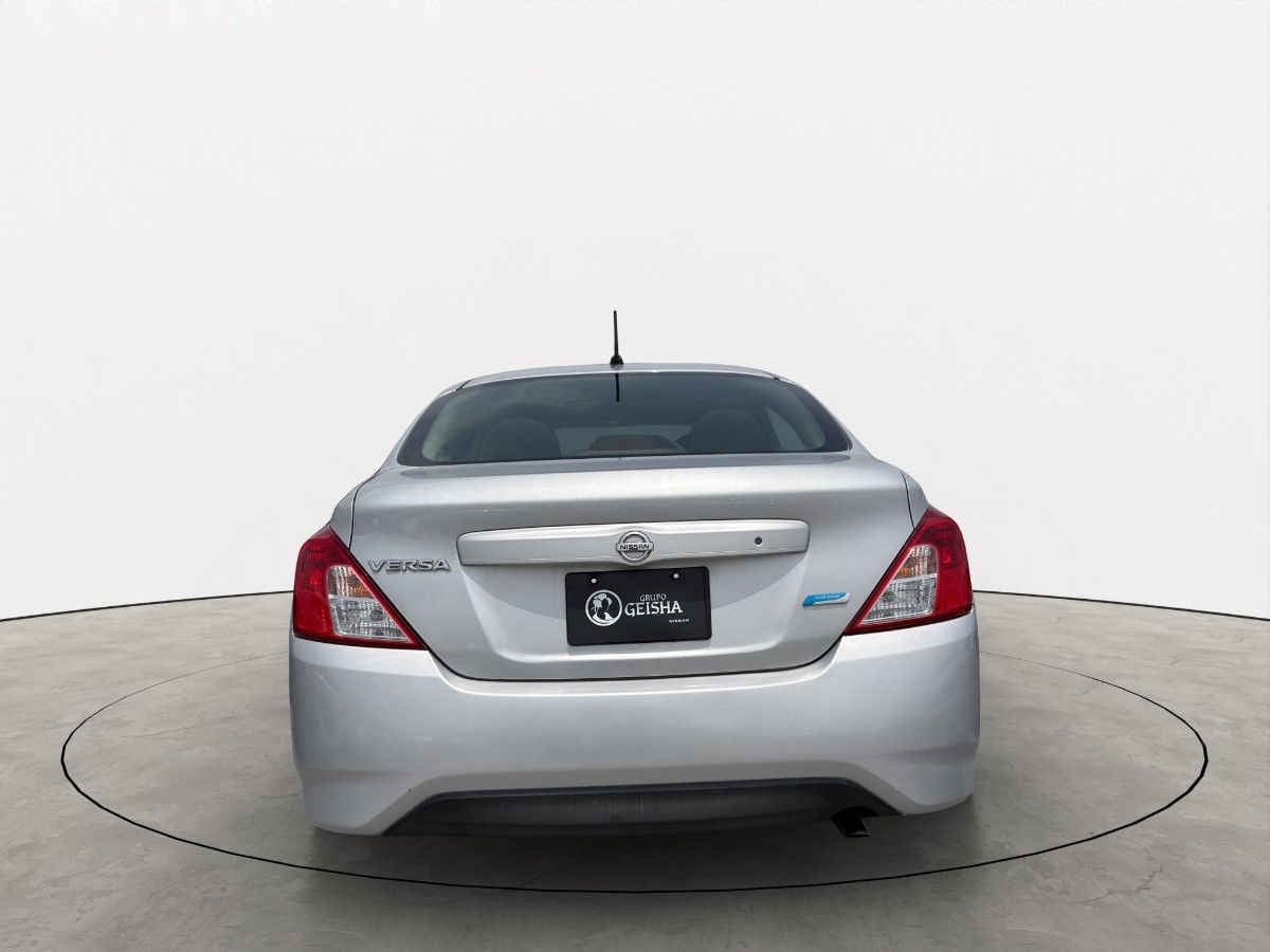 2015 Nissan Versa 4p Advance L4/1.6 Aut