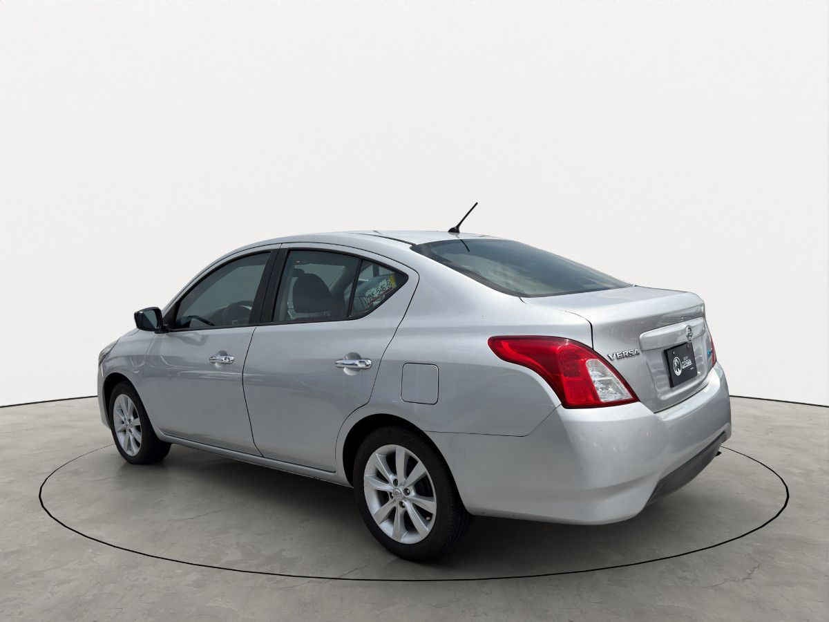 2015 Nissan Versa 4p Advance L4/1.6 Aut