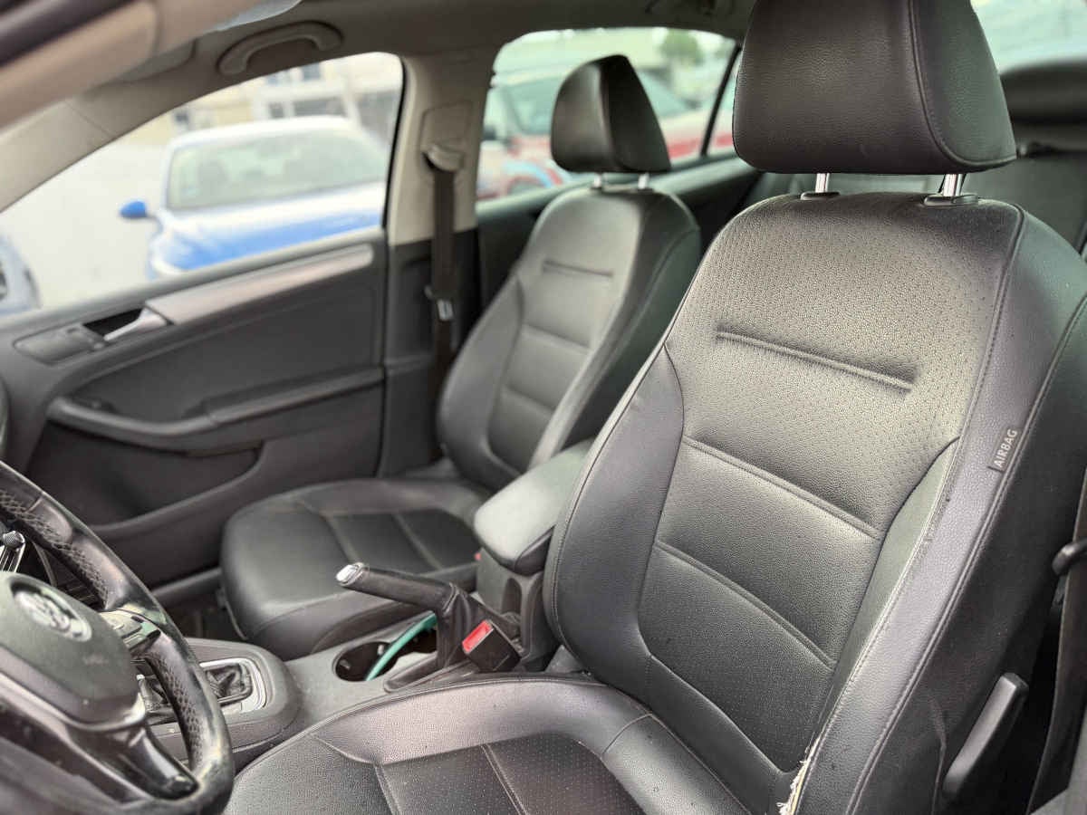 2017 Volkswagen Jetta 4p Sportline L5/2.5 Aut