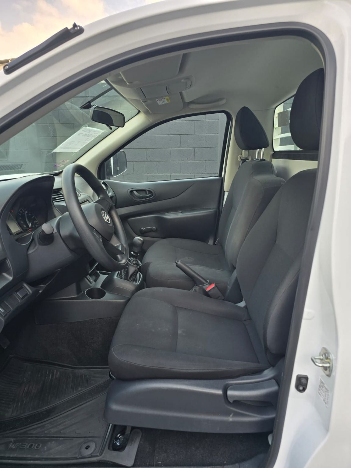 2025 Nissan NP300 2.5 Chasis AC VDC Mt