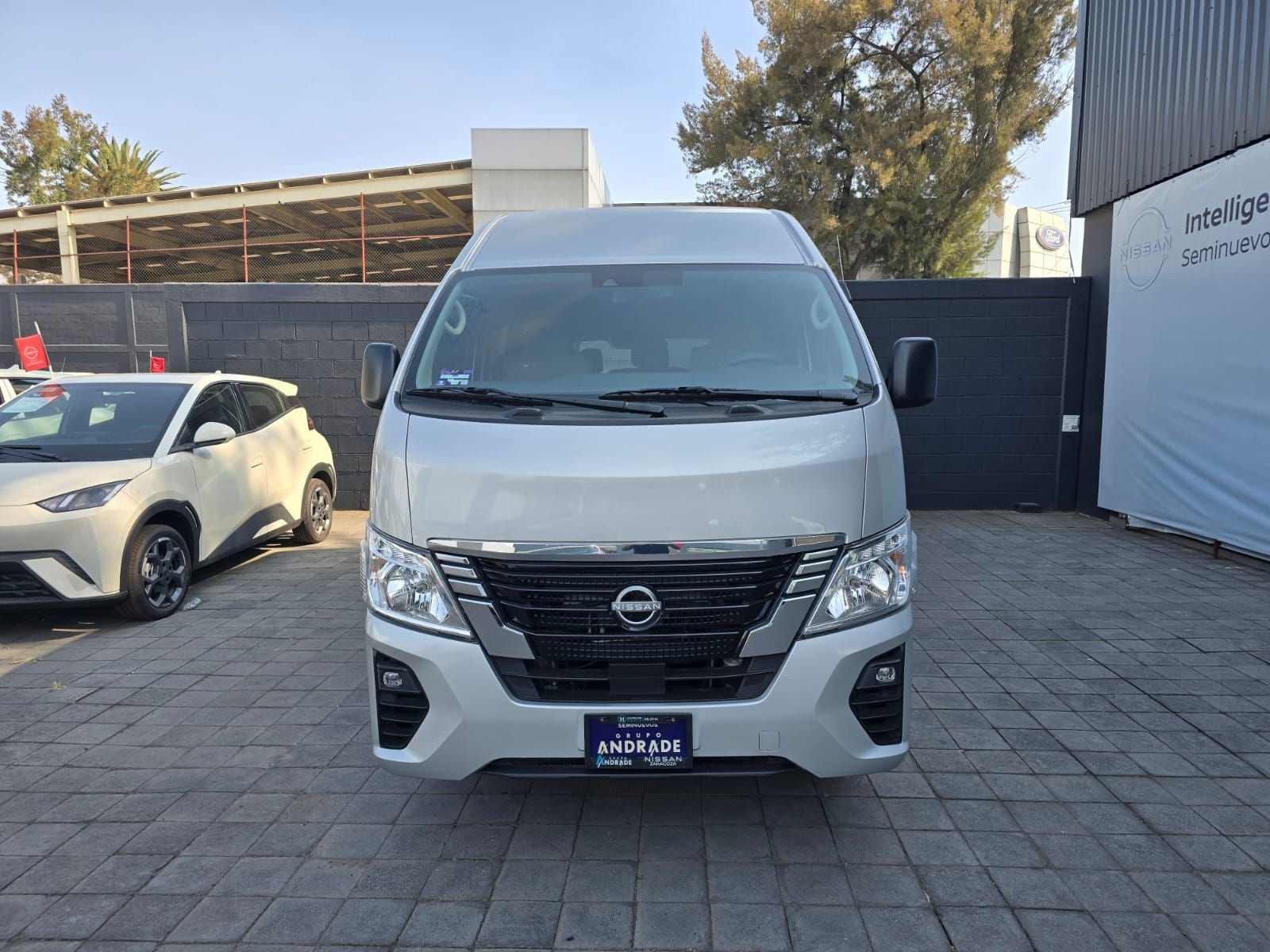 2024 Nissan Urvan 2.5 11 Pasajeros AA Mt