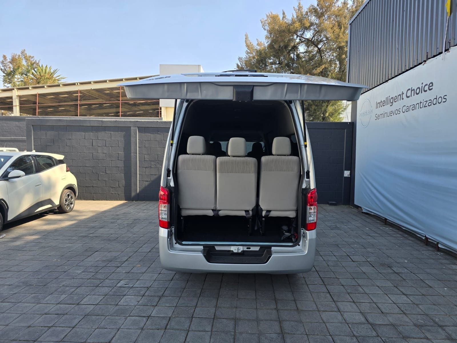 2024 Nissan Urvan 2.5 11 Pasajeros AA Mt