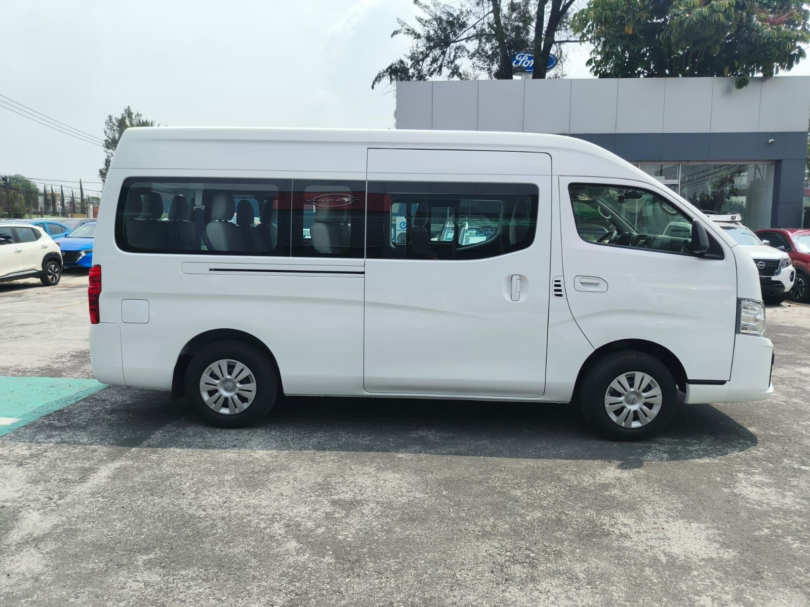 2025 Nissan Urvan 2.5 14 Pasajeros Amplia AA Mt