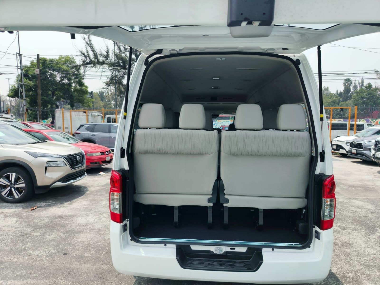 2025 Nissan Urvan 2.5 14 Pasajeros Amplia AA Mt