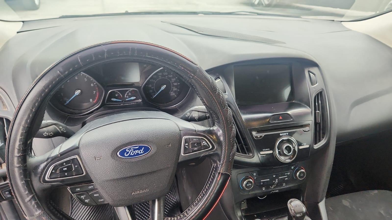 2016 Ford Focus 4 pts. SE, TM5, a/ac., f. niebla, RA-16