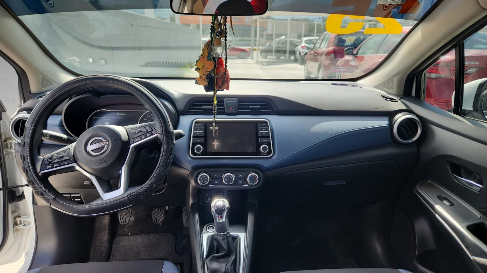 2025 Nissan Versa 4 pts. Advance, TM5, a/ac., f. niebla, RA-16 (línea anterior)