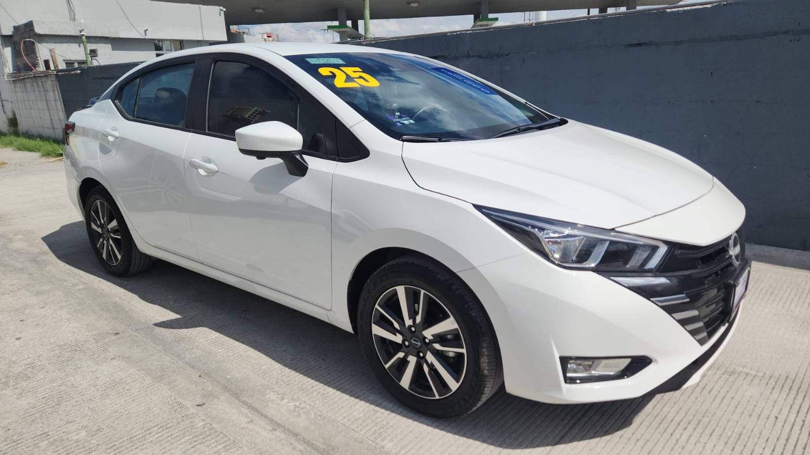 2025 Nissan Versa 4 pts. Advance, TM5, a/ac., f. niebla, RA-16 (línea anterior)
