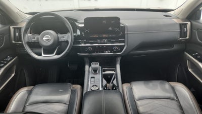 2023 Nissan Pathfinder VUD 5 pts. Platinum, 3.5l, TA, piel premium, RA-20, 4x4 (línea nueva)