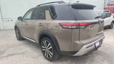 2023 Nissan Pathfinder VUD 5 pts. Platinum, 3.5l, TA, piel premium, RA-20, 4x4 (línea nueva)