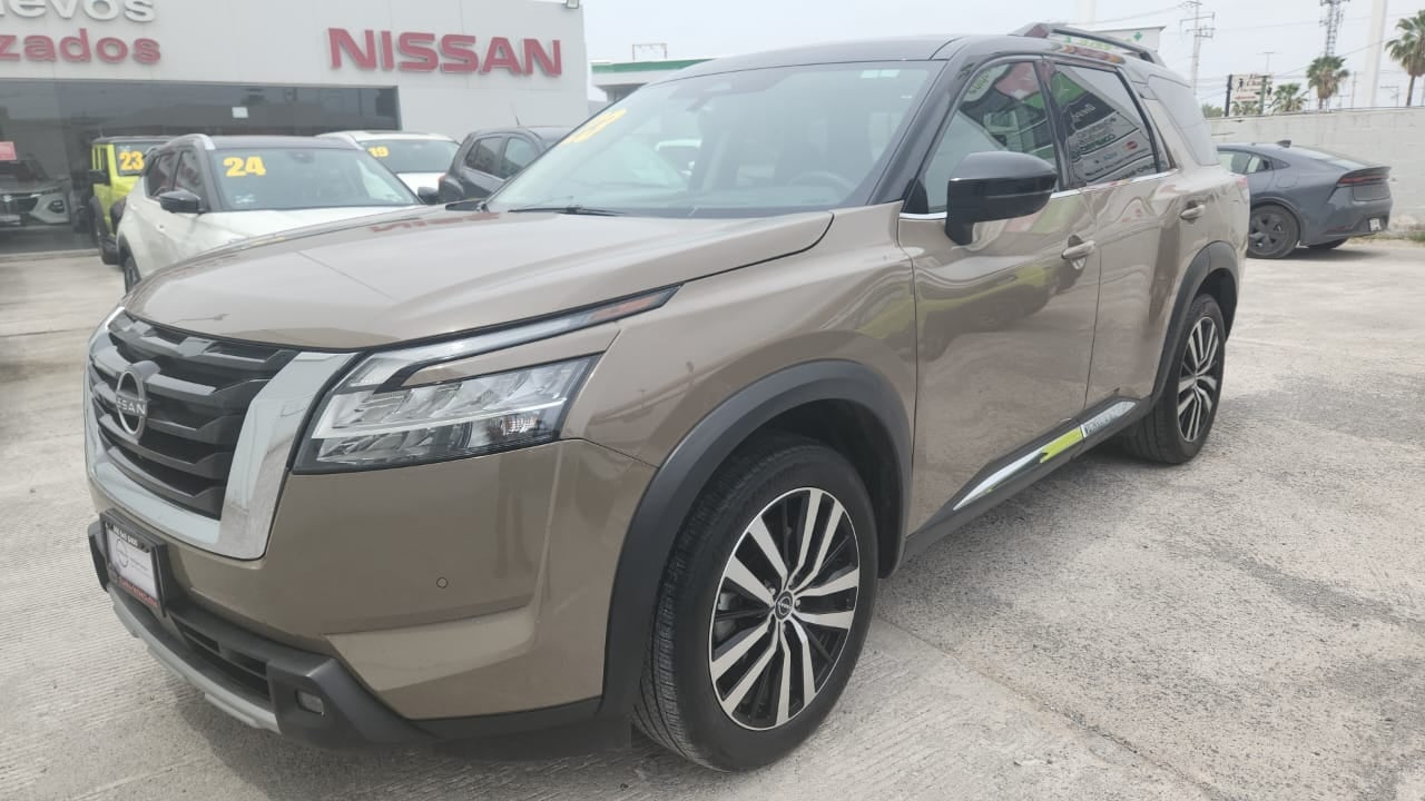 2023 Nissan Pathfinder VUD 5 pts. Platinum, 3.5l, TA, piel premium, RA-20, 4x4 (línea nueva)