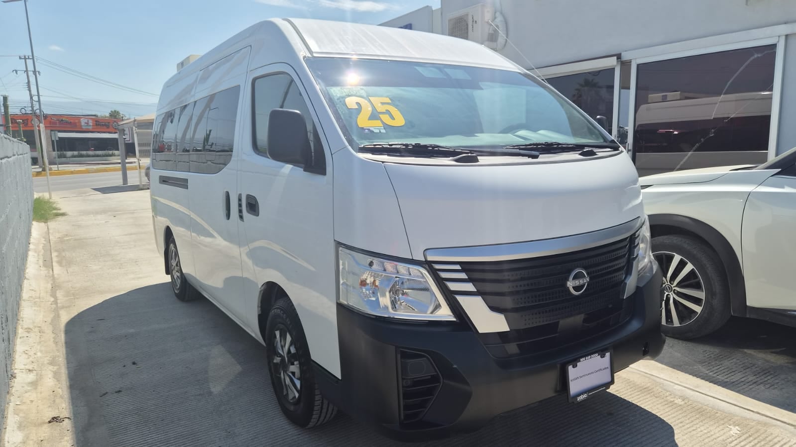 2025 Nissan Comerciales Urvan Panel 4 pts. Amplia con ventanas, TM5