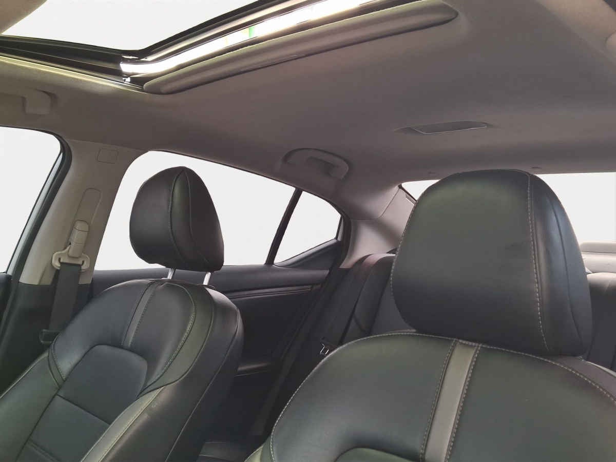 2025 Nissan Sentra 4p SR Platinum Bi-tono L4/2.0 Aut