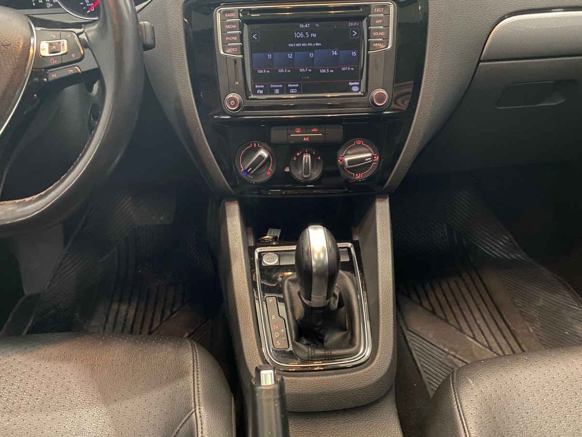 2018 Volkswagen Jetta 4p Sportline L5/2.5 Aut