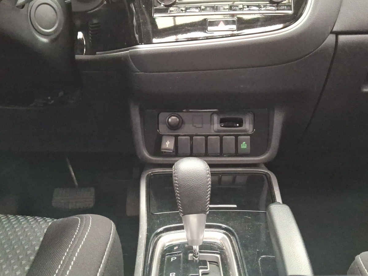 2022 Mitsubishi Outlander 5p SE L4/2.4 Aut