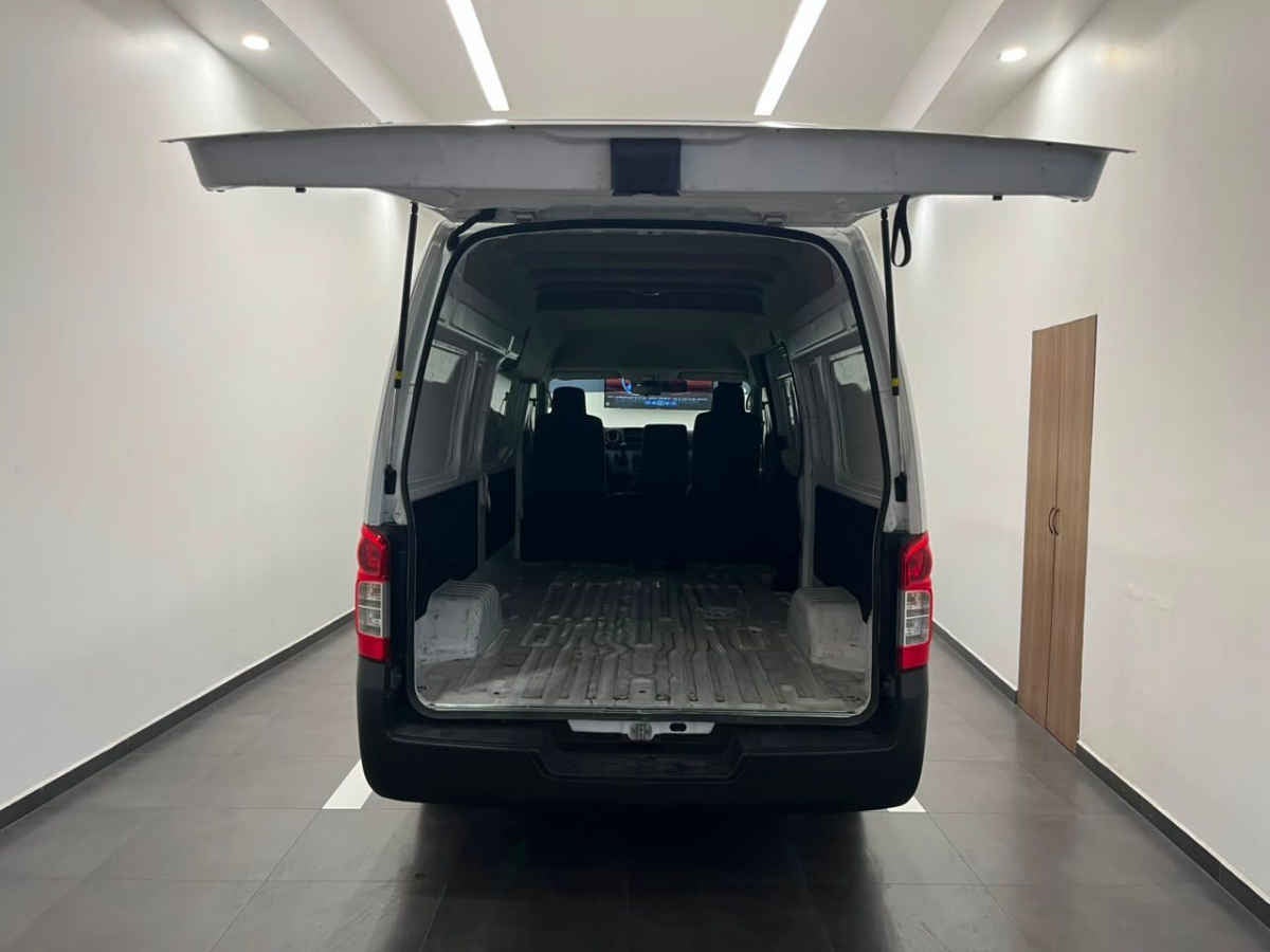 2022 Nissan Urvan 4p Amplia L4/2.5 Man A/A P/Seg