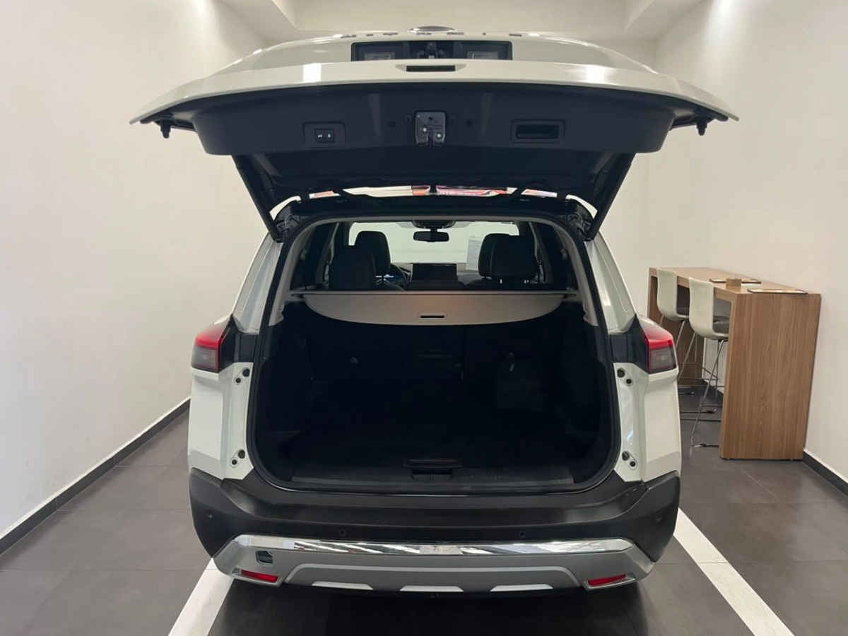 2025 Nissan X-Trail 5p Platinum 2 Row L4/2.5 Aut