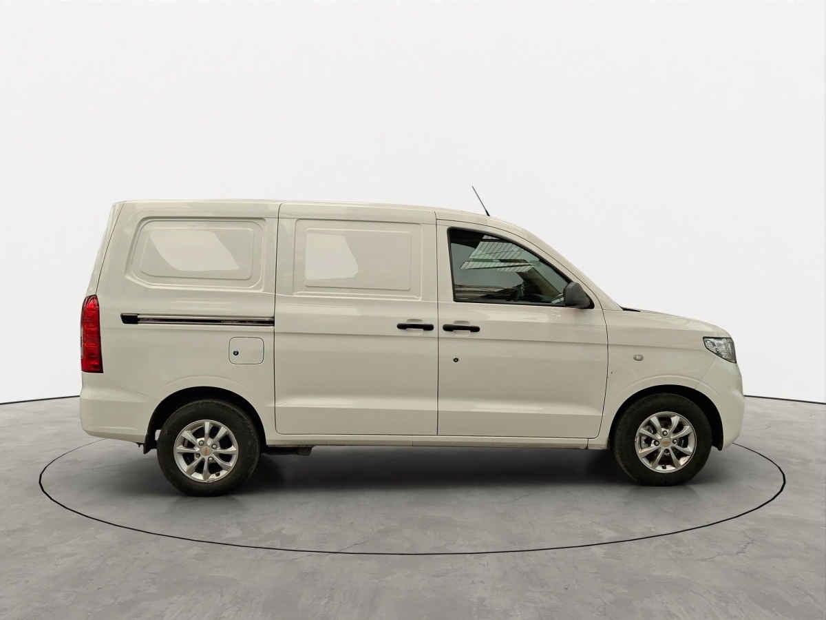 2024 Chevrolet Tornado 5p Van LS L4/1.5 Man