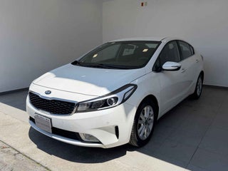 2017 Kia FORTE SEDAN 4p EX  TA6  L4/2.0 BL  cámara reversa 7"  f. niebla  RA-16"