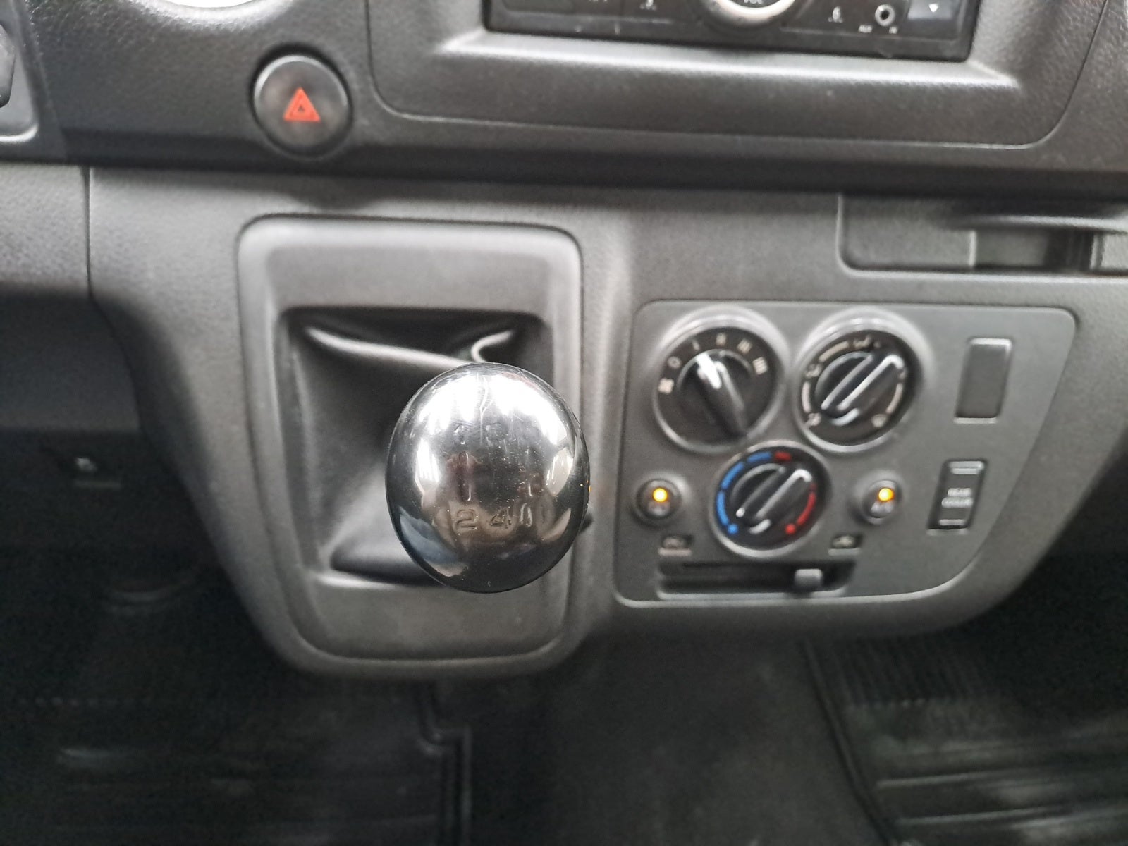 2024 Nissan NV350 URVAN 14 PASAJEROS AMPLIA AA 24