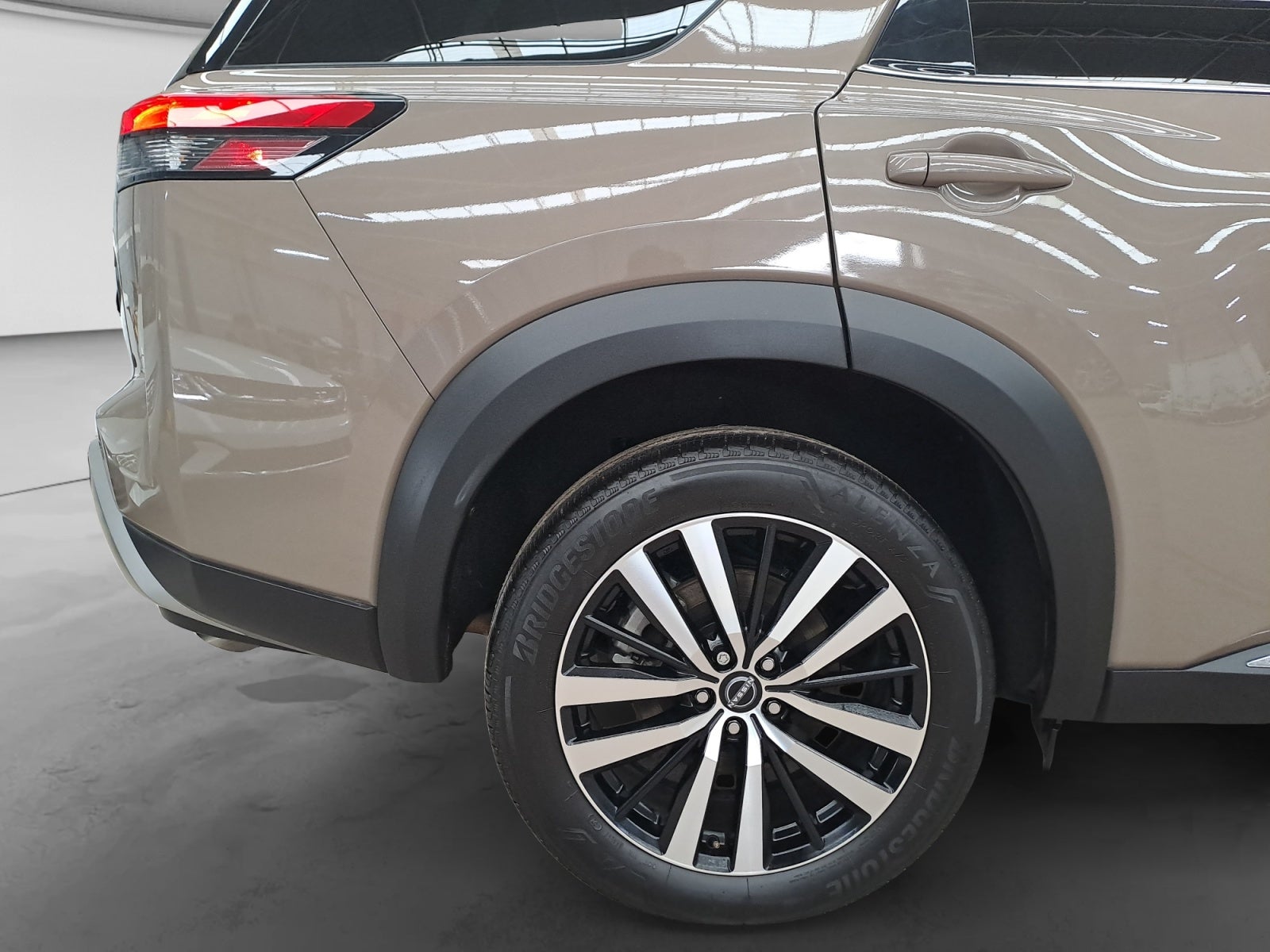 2025 Nissan PATHFINDER PLATINUM 4WD 25