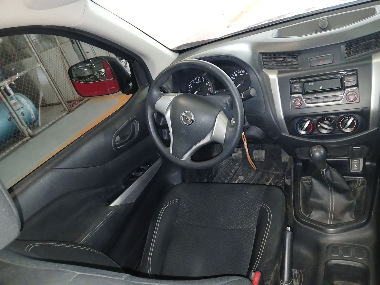 2020 Nissan NP300 DOBLE CABINA DOBLE CABINA SE TM AC PAQ SEG 6VEL