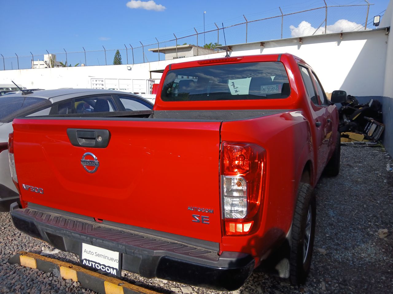 2020 Nissan NP300 DOBLE CABINA DOBLE CABINA SE TM AC PAQ SEG 6VEL