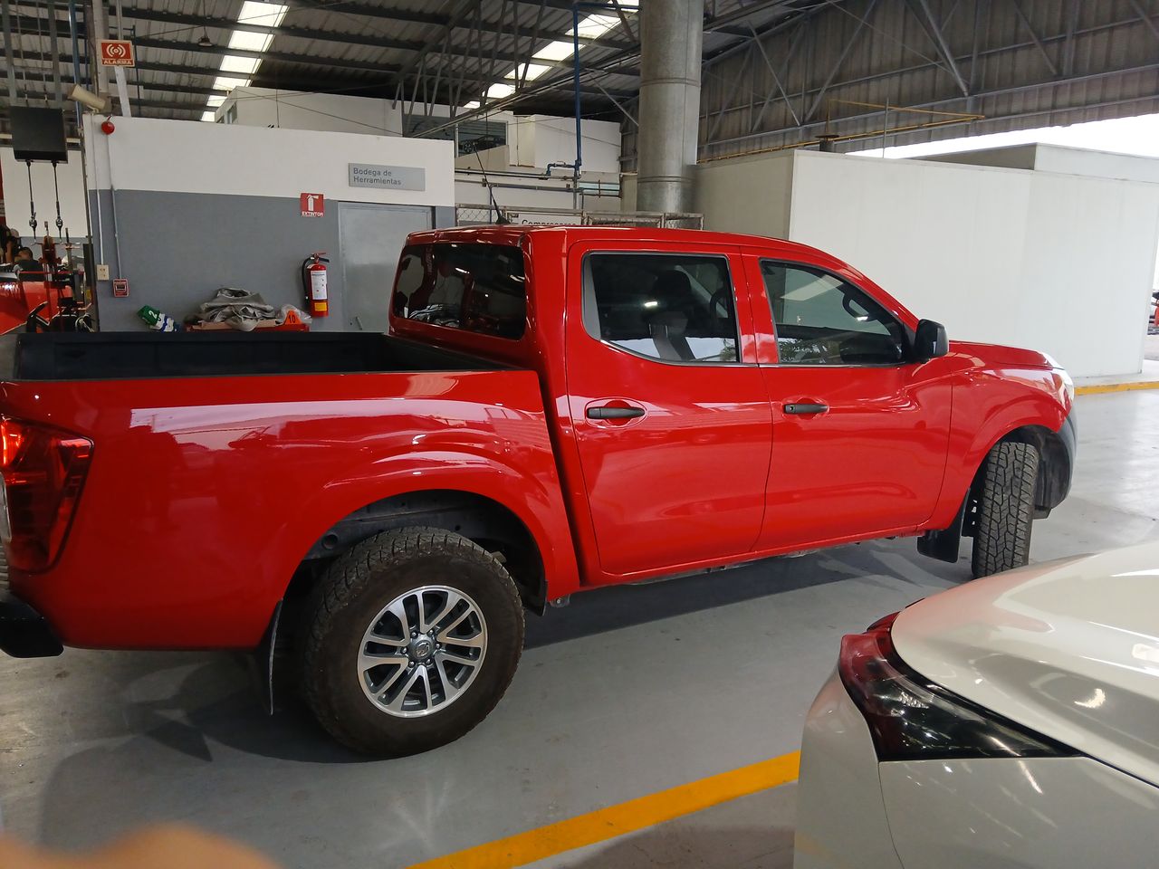 2020 Nissan NP300 DOBLE CABINA DOBLE CABINA SE TM AC PAQ SEG 6VEL