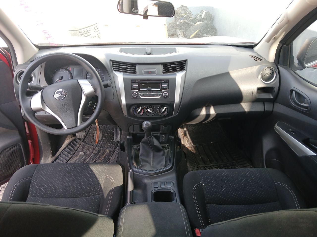 2020 Nissan NP300 DOBLE CABINA DOBLE CABINA SE TM AC PAQ SEG 6VEL